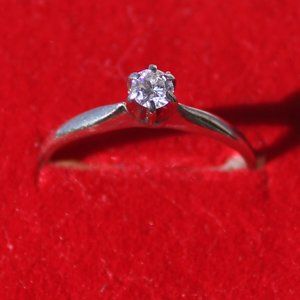 14K White gold diamond ring